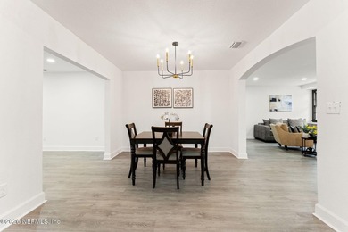 Welcome to a beautifully renovated 3 bedroom, 2 bathroom home - photo 8