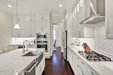 Luxury living in the heart of Mandarin. Tucked at the end of a - photo 3