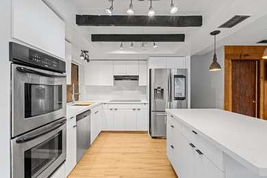 One-story 5BR/4BA home on an oversized lot over 8500 sq. ft. in - photo 6