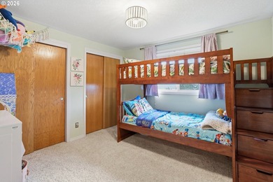 Columbia River view home with flexible living options and - photo 16