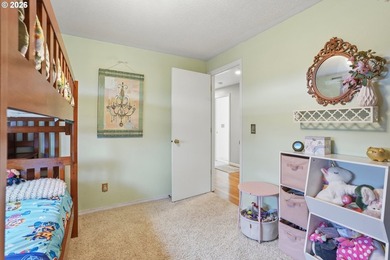 Columbia River view home with flexible living options and - photo 17