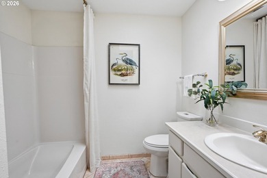 Columbia River view home with flexible living options and - photo 20