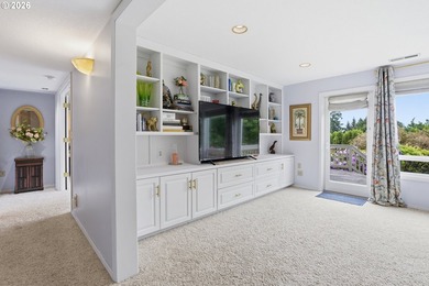 Columbia River view home with flexible living options and - photo 23