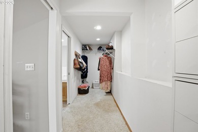 Columbia River view home with flexible living options and - photo 30