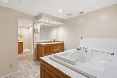 Columbia River view home with flexible living options and - photo 31