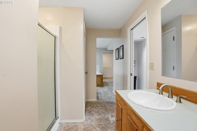 Columbia River view home with flexible living options and - photo 32