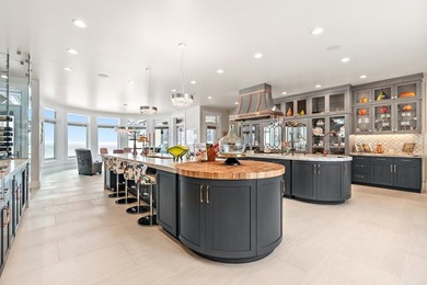 Elegant & incredibly well thought out custom estate with - photo 22