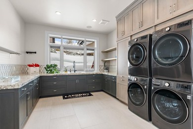 Elegant & incredibly well thought out custom estate with - photo 30