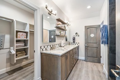 Elegant & incredibly well thought out custom estate with - photo 32