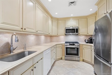 Spacious and beautifully maintained 3-bedroom, 2.5-bath home - photo 13