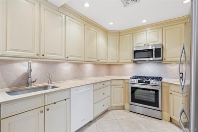 Spacious and beautifully maintained 3-bedroom, 2.5-bath home - photo 14