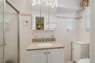Spacious and beautifully maintained 3-bedroom, 2.5-bath home - photo 15