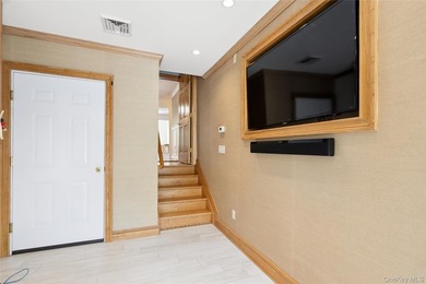 Spacious and beautifully maintained 3-bedroom, 2.5-bath home - photo 16