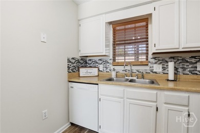 Welcome to worry free living in this well maintained upstairs - photo 8