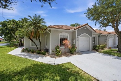 Beautifully updated 3-bedroom, 2-bath corner villa with 1,495 sq - photo 2