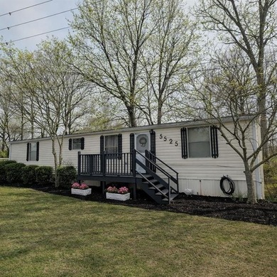 Welcome to your lakeside escape! This cozy, well-maintained - photo 2