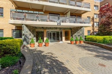 (private lake, pond, coastal) Home For Sale in Great Neck New York