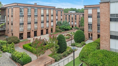 STYLISH SEQUOYAH HILLS CONDOMINIUM. Fresh and awaiting your - photo 2
