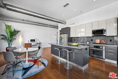 Light and bright loft style corner unit with 2 full bathrooms in - photo 6