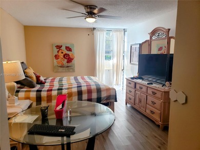 Excellent Location!!! 2/2 Corner unit located in heart of