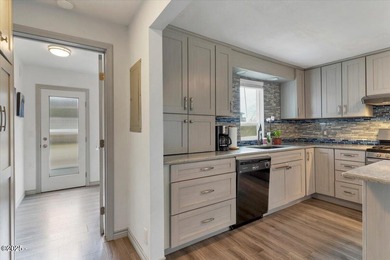 Welcome to your coastal retreat! Beautiful ocean view home just - photo 19