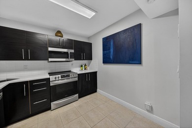 Beautiful & Spacious 3 Bedroom Apartment in a Prime Location - photo 25