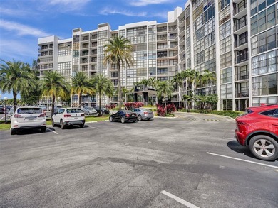 Beautifully Renovated 3-bedroom, 2-bathroom corner unit. Ideally - photo 3