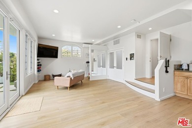 Exceptional Silver Strand residence featuring 4 bedrooms, 3.5 - photo 6