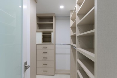 Sleek, modern and luxuriously fully renovated unit. Three - photo 12