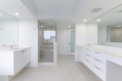 Sleek, modern and luxuriously fully renovated unit. Three - photo 13