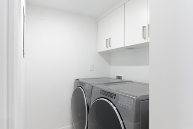 Sleek, modern and luxuriously fully renovated unit. Three - photo 20