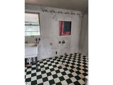 Stately home on 66x132 corner city lot. Short distance to - photo 4