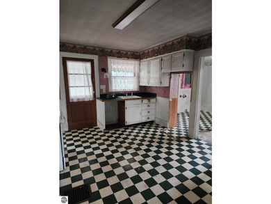 Stately home on 66x132 corner city lot. Short distance to - photo 5