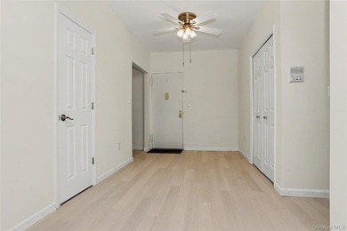 Freshly updated with a crisp, neutral palette and contemporary - photo 11