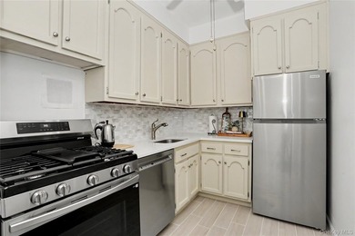 Freshly updated with a crisp, neutral palette and contemporary - photo 12