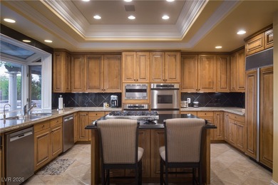 Spectacular views, top-quality finishes in private country club