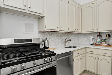 Freshly updated with a crisp, neutral palette and contemporary - photo 13