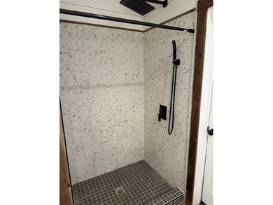 Charming 3 bedroom, 2 bath home with an open floor plan perfect - photo 13