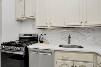 Freshly updated with a crisp, neutral palette and contemporary - photo 14