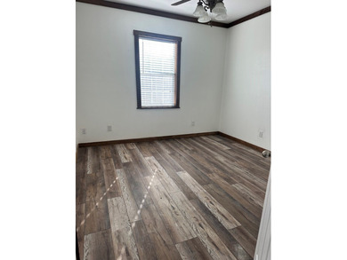 Charming 3 bedroom, 2 bath home with an open floor plan perfect - photo 14