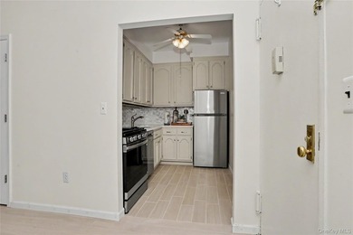 Freshly updated with a crisp, neutral palette and contemporary - photo 15