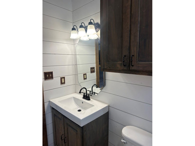 Charming 3 bedroom, 2 bath home with an open floor plan perfect - photo 15