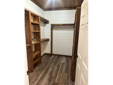 Charming 3 bedroom, 2 bath home with an open floor plan perfect - photo 16