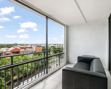 Top-floor corner penthouse unit in a boutique, all age-friendly - photo 21