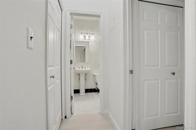Freshly updated with a crisp, neutral palette and contemporary - photo 22