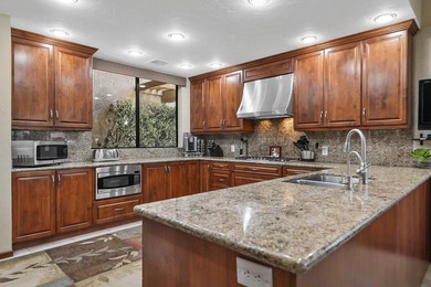 Custom golf course home on one of the best streets in Bermuda - photo 5