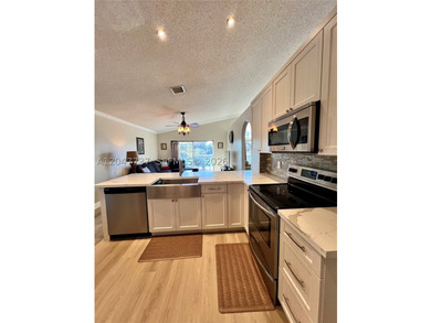 Beautifully maintained 3 bedroom 2 bath single family home in - photo 8