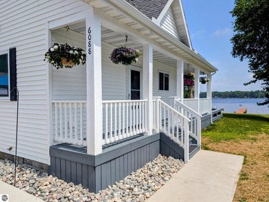 Beautiful, newer 3 bed, 2 bath home situated on 50-ft of - photo 2