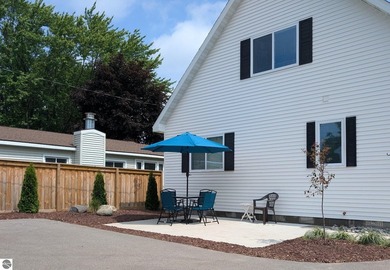 Beautiful, newer 3 bed, 2 bath home situated on 50-ft of - photo 4