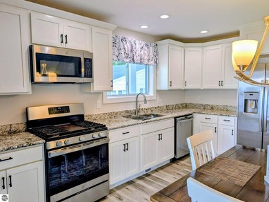 Beautiful, newer 3 bed, 2 bath home situated on 50-ft of - photo 7